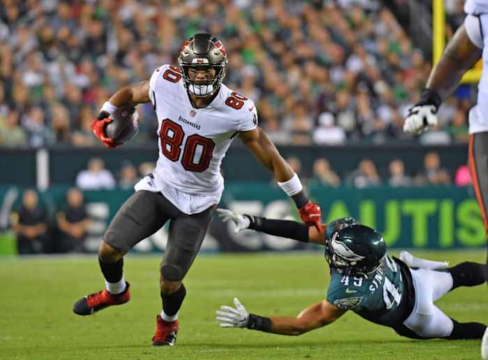 Tampa Bay Buccaneers tight end O.J. Howard (80) gets past Philadelphia Eagles linebacker Alex Singleton (49). Mandatory Credit: Eric Hartline-USA TODAY Sports